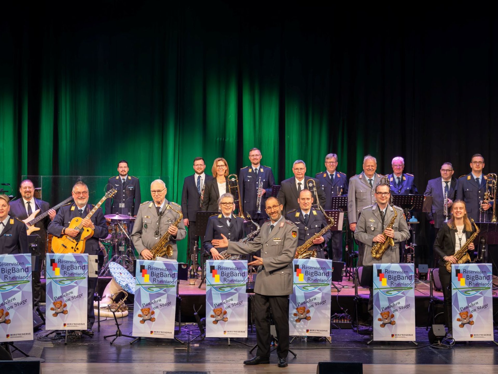 Ein Orchester mit Uniform und verschiedenen Instrumenten