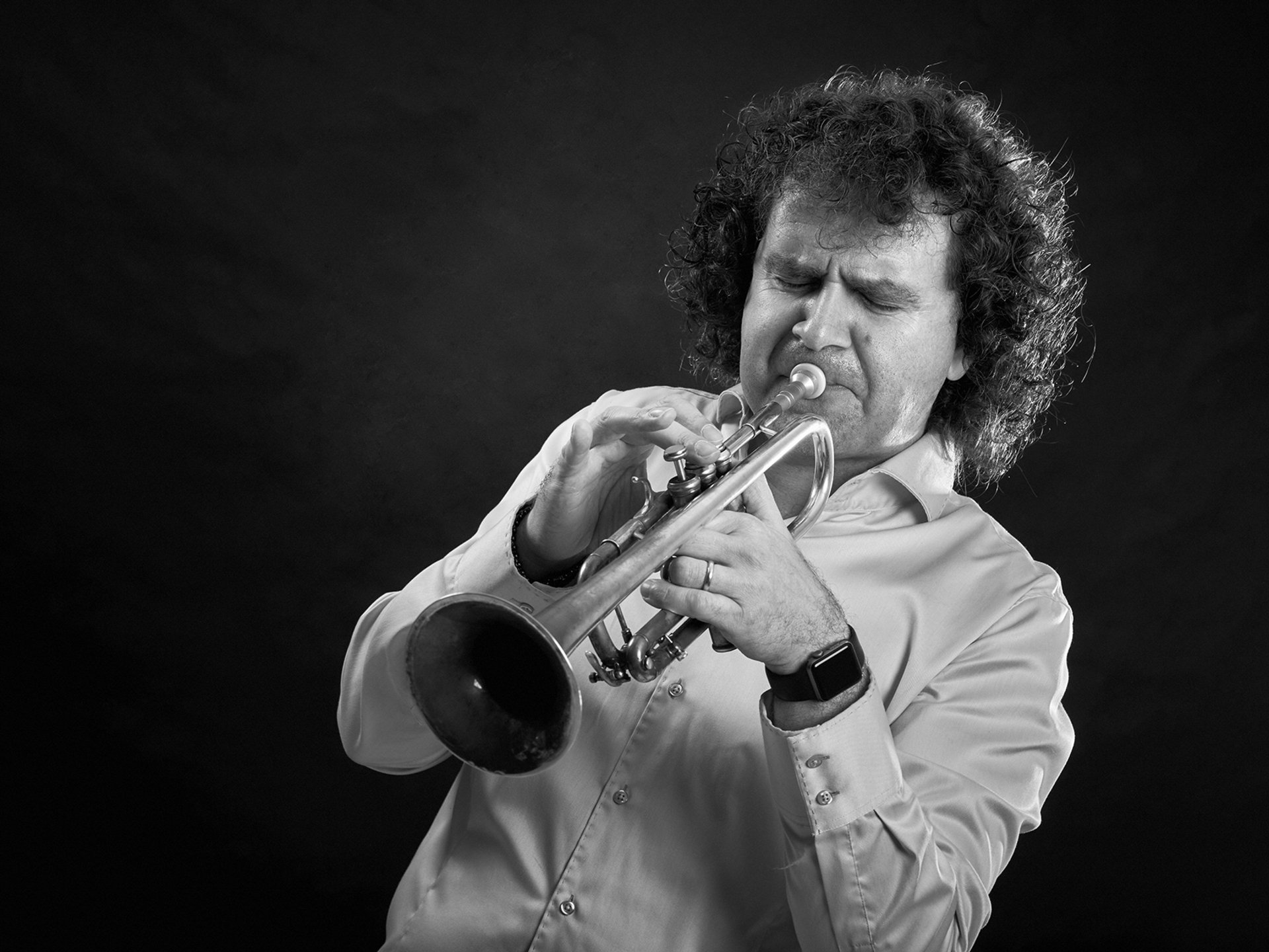Schwarz Weiß Foto eines Mannes der Trompete spielt