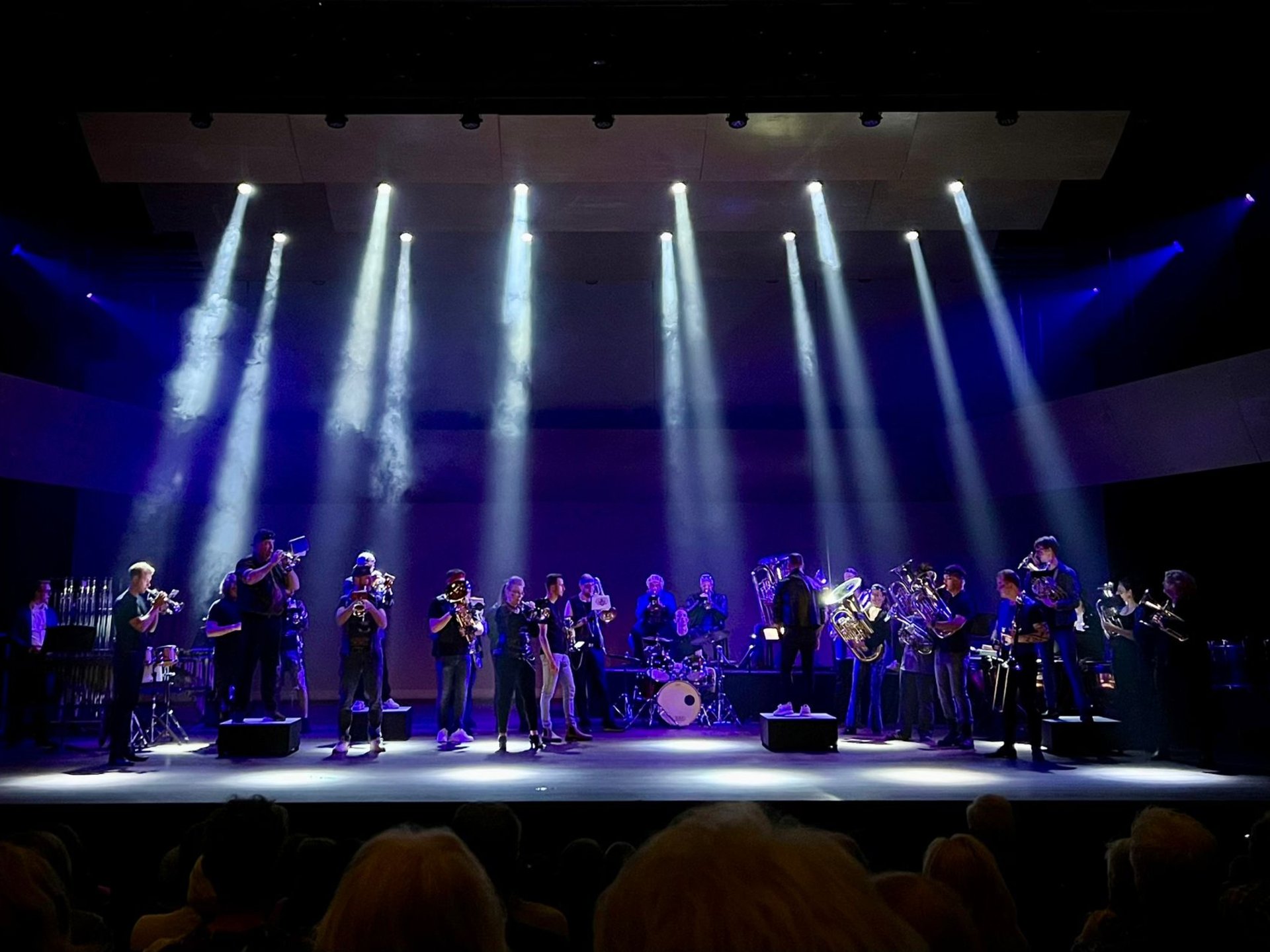 Brass Band auf einer Bühne mit Instrumenten 